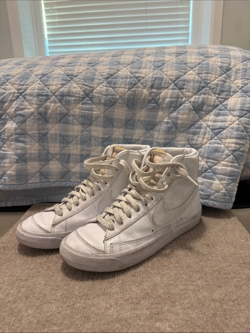 Women’s 8.5/Mens 7.5 Nike White High-Top Sneakers